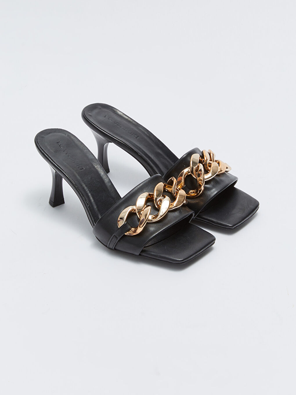Siyah Tek Bantlı Zincir Detaylı Topuklu Kadın Terlik