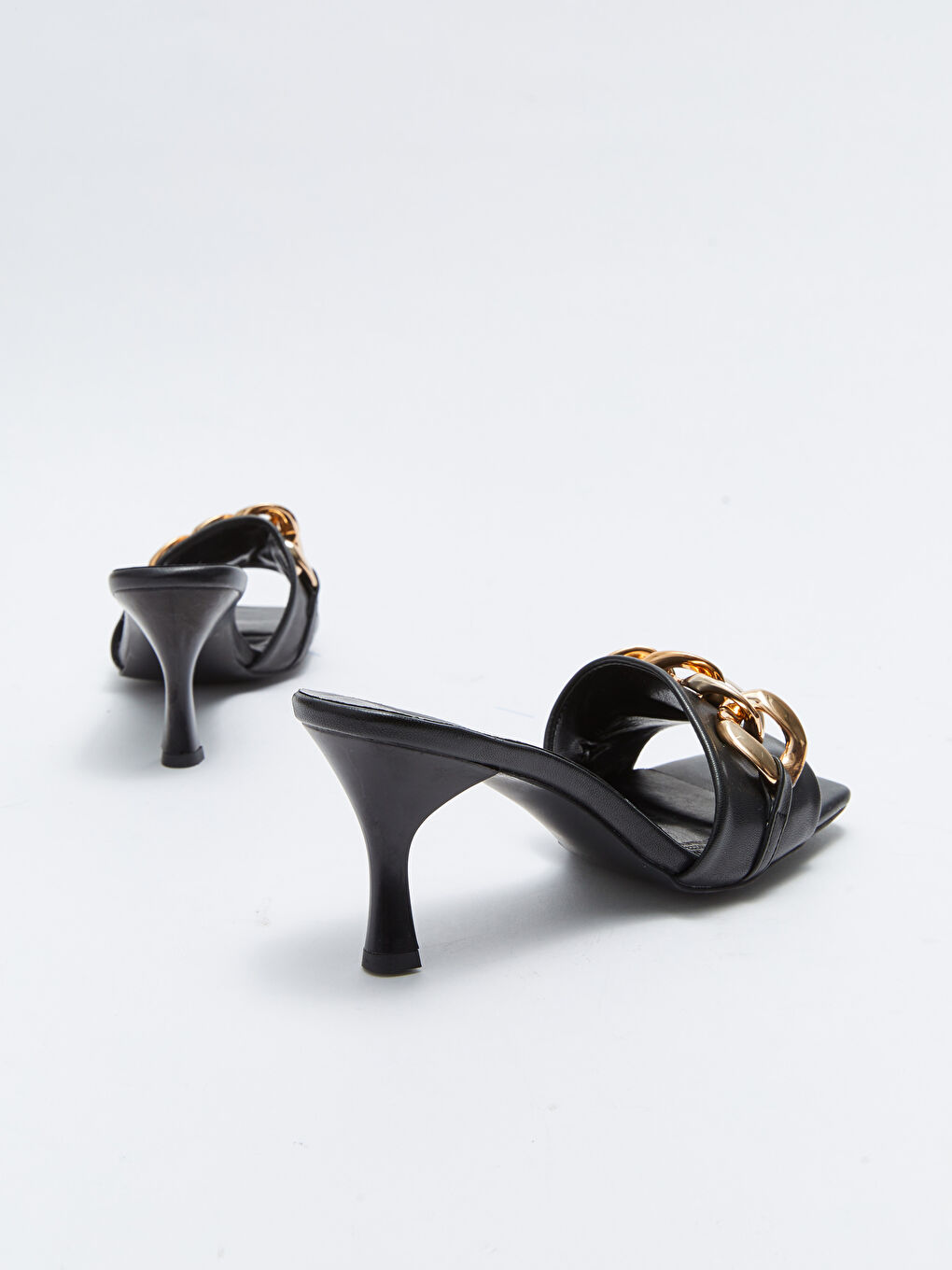 Siyah Tek Bantlı Zincir Detaylı Topuklu Kadın Terlik-4