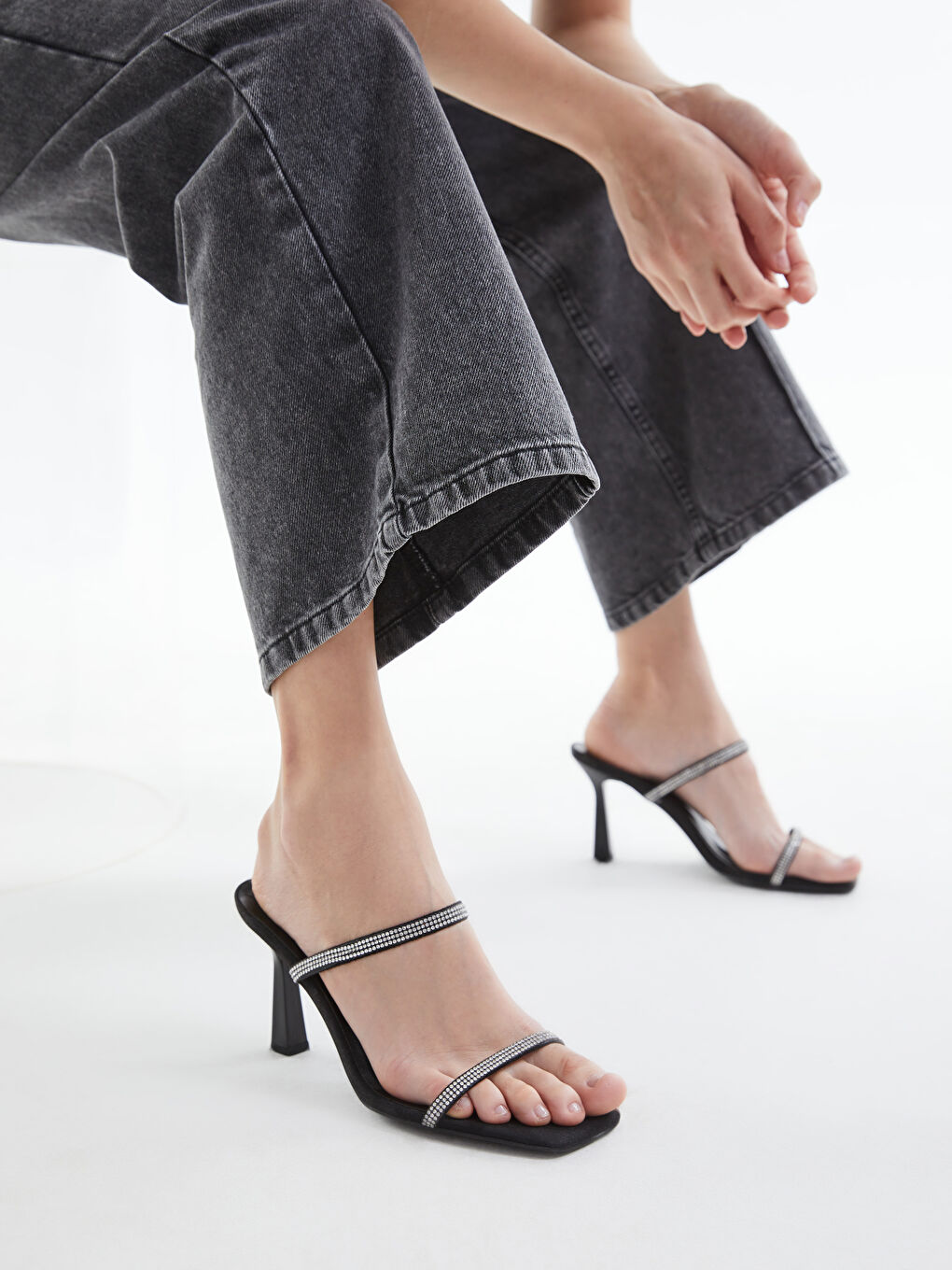 Siyah Taş Detaylı Çift Bantlı Kadın Topuklu Terlik-2