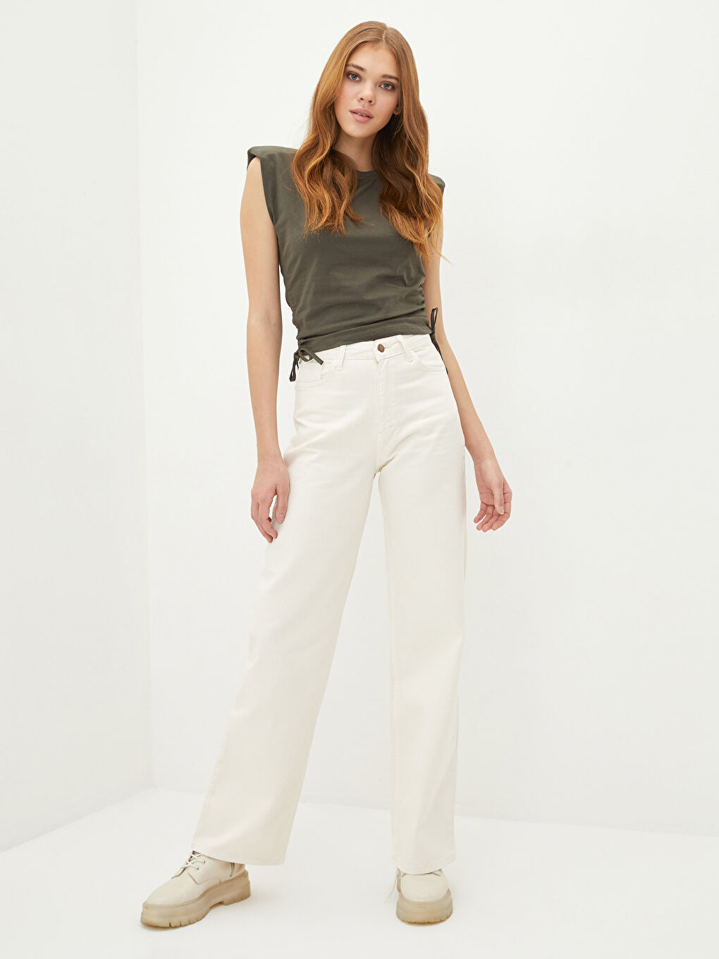 Haki Bisiklet Yaka Düz Vatka Detaylı Kolsuz Pamuklu Kadın Tişört-1