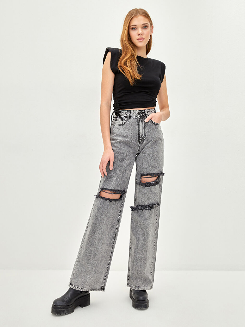 Siyah Bisiklet Yaka Düz Vatka Detaylı Kolsuz Pamuklu Kadın Tişört-1