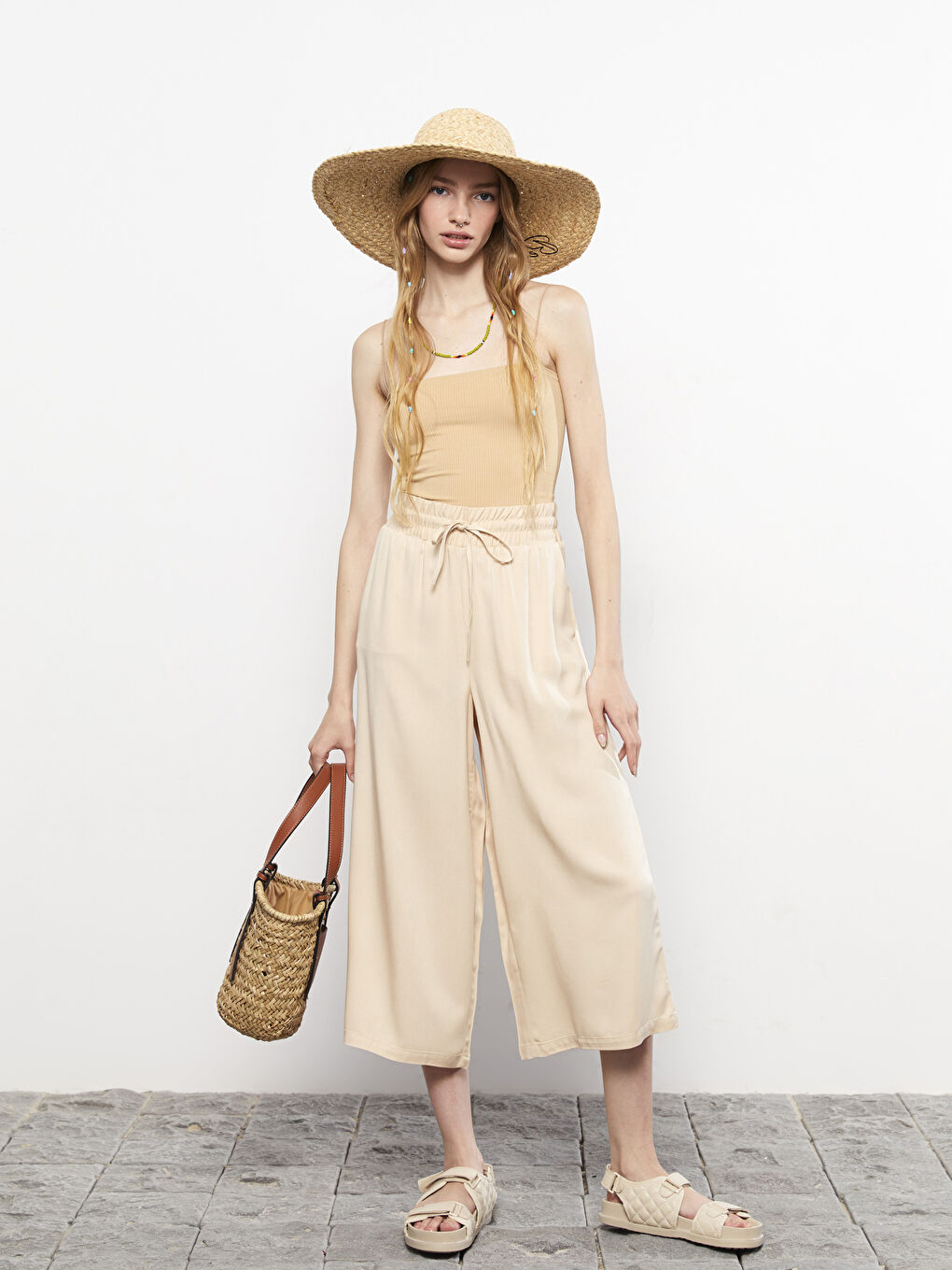 Bej Beli Lastikli Standart Fit Düz Viskon Kadın Kapri