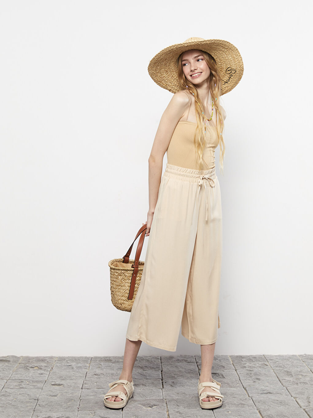 Bej Beli Lastikli Standart Fit Düz Viskon Kadın Kapri-1