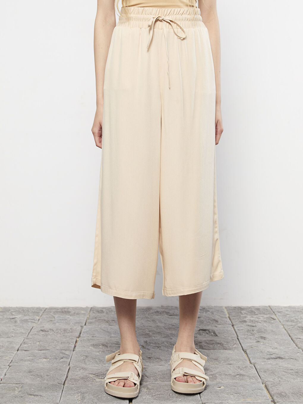 Bej Beli Lastikli Standart Fit Düz Viskon Kadın Kapri-2