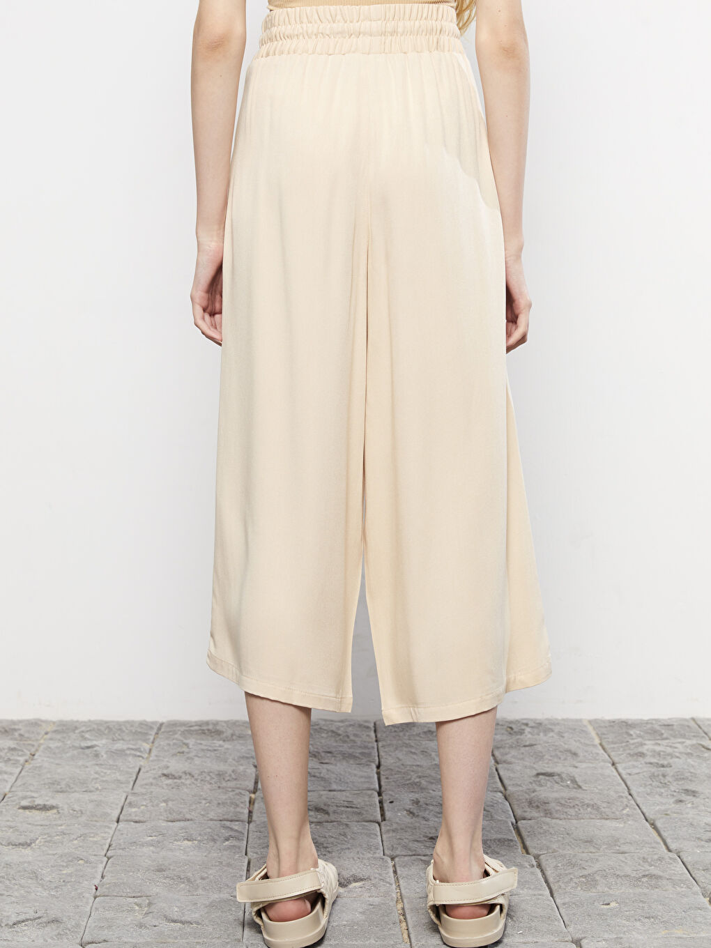 Bej Beli Lastikli Standart Fit Düz Viskon Kadın Kapri-4