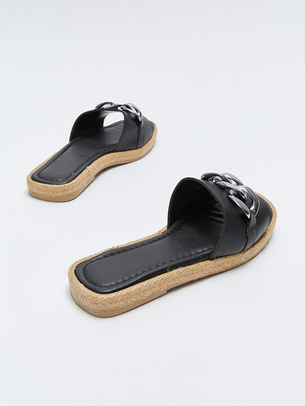 Siyah Zincir Detaylı Tek Bantlı Kadın Terlik-4