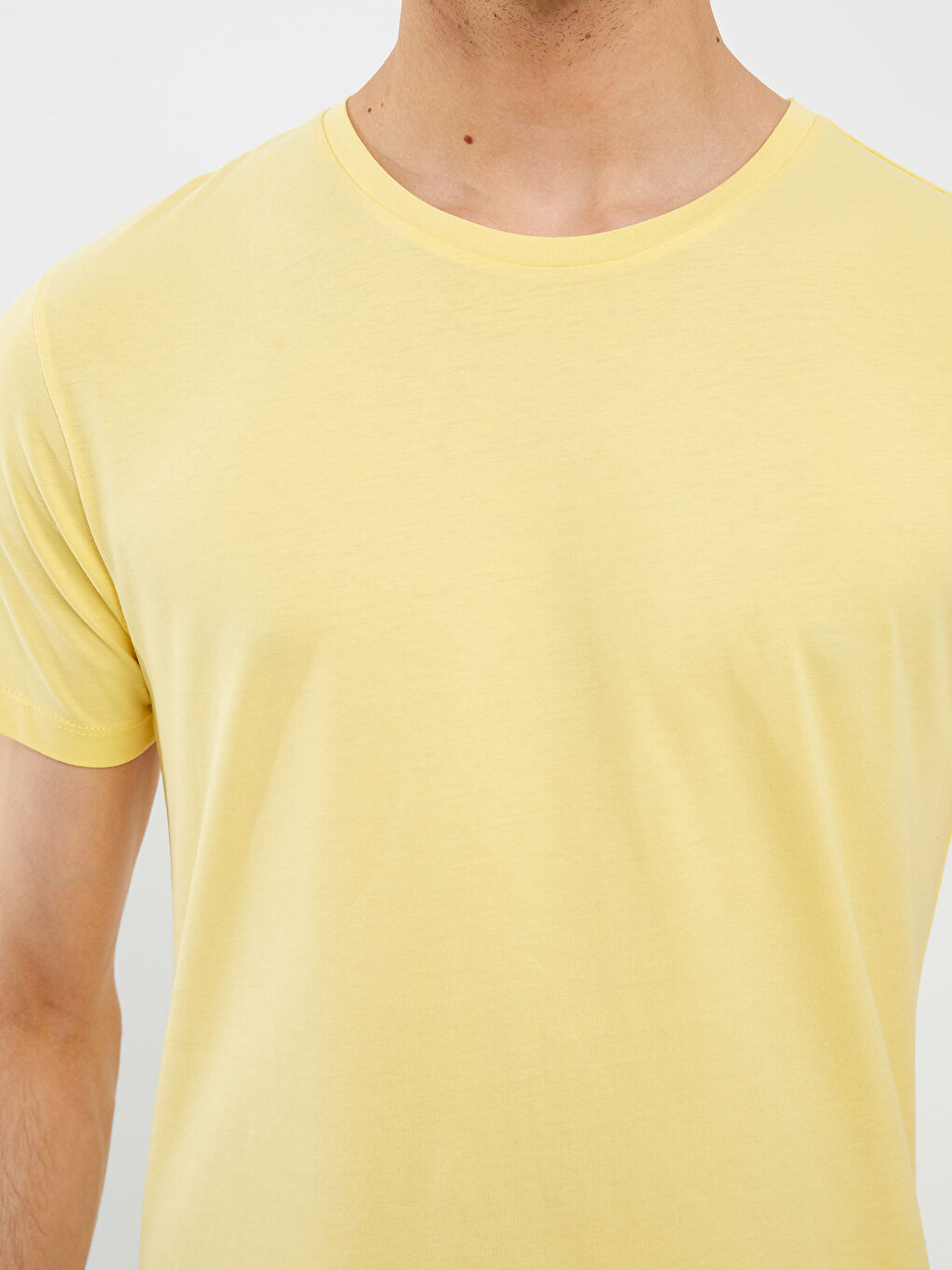 تيشيرت للرجال أساسي بأكمام قصيرة ورقبة دائرية من القطن الممشط-3