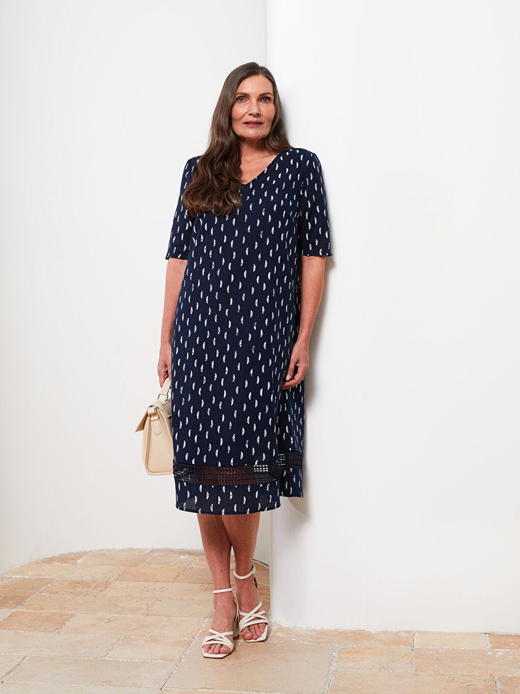 فستان نسائي قطني بأكمام قصيرة ونقشة وياقة على شكل حرف V