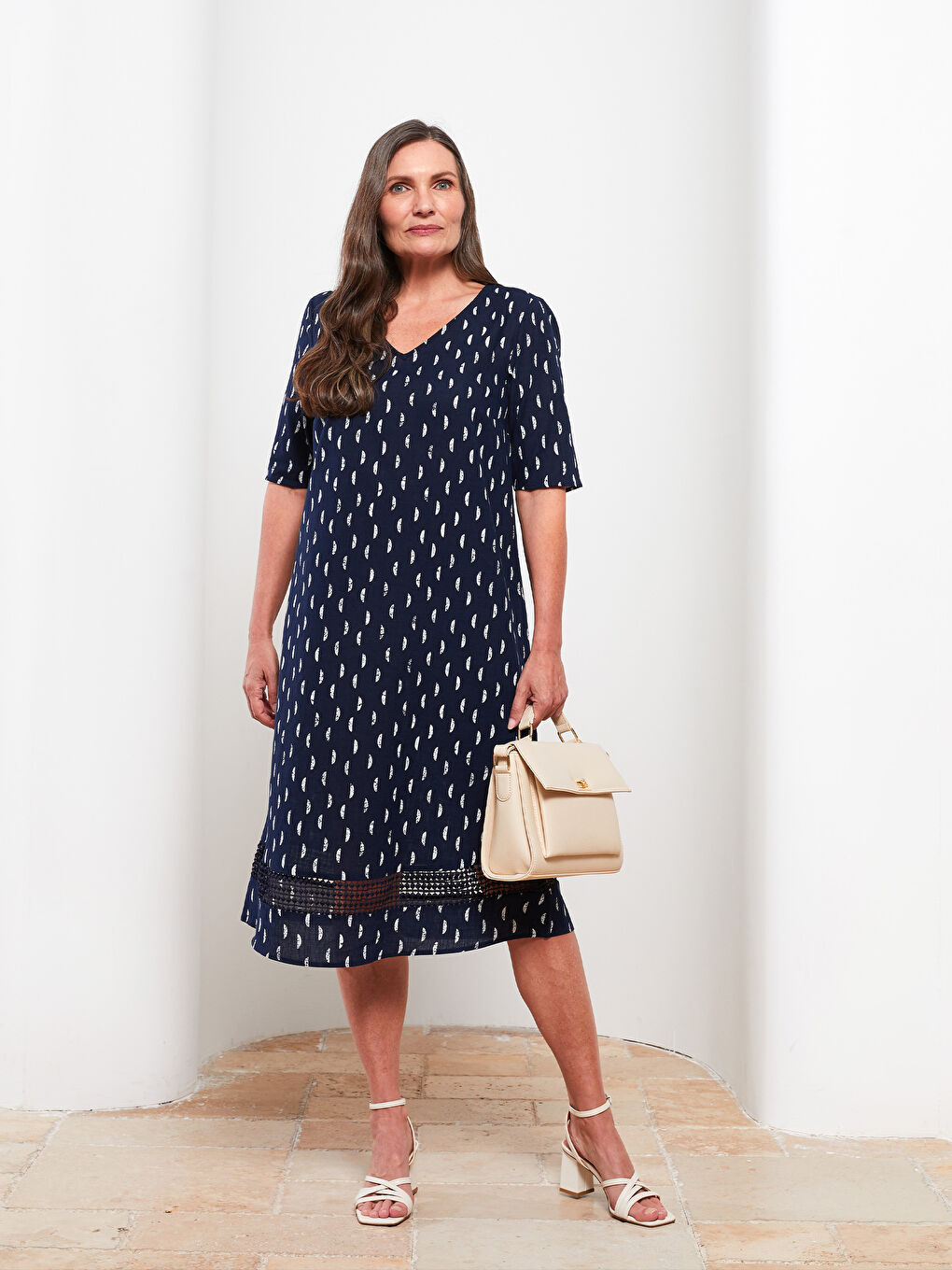 فستان نسائي قطني بأكمام قصيرة ونقشة وياقة على شكل حرف V-1