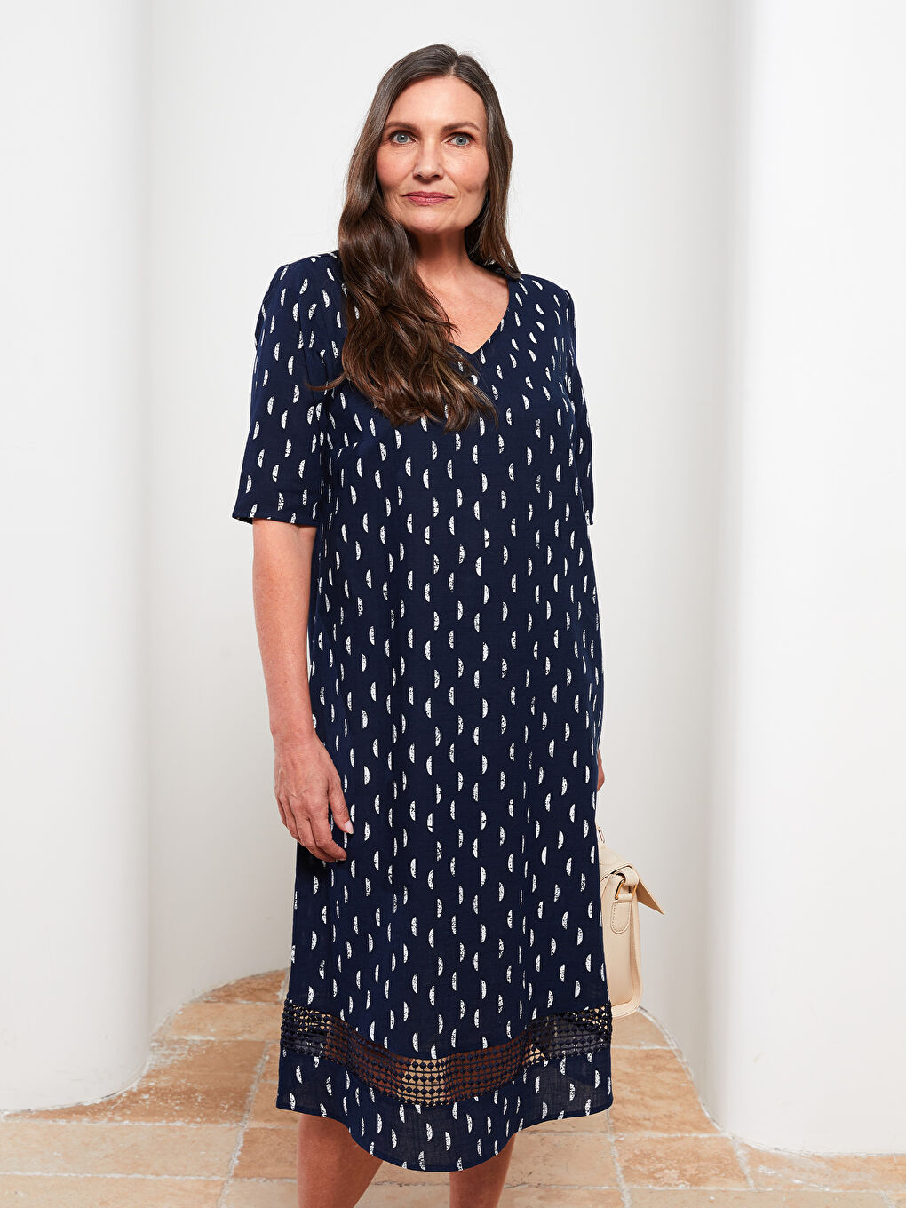 فستان نسائي قطني بأكمام قصيرة ونقشة وياقة على شكل حرف V-2