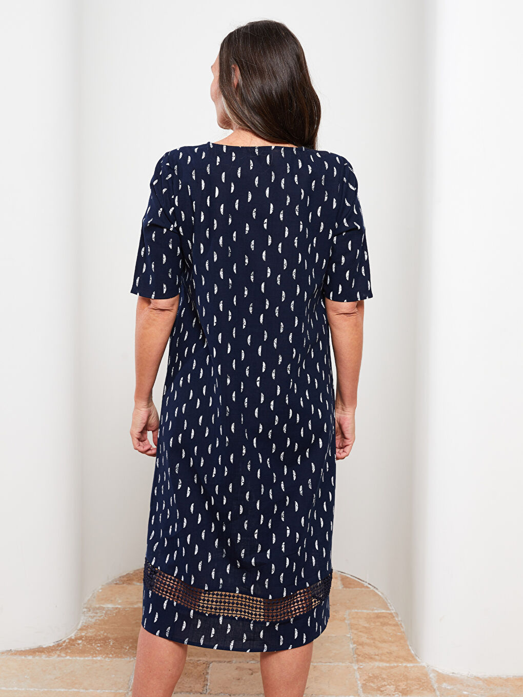 فستان نسائي قطني بأكمام قصيرة ونقشة وياقة على شكل حرف V-4