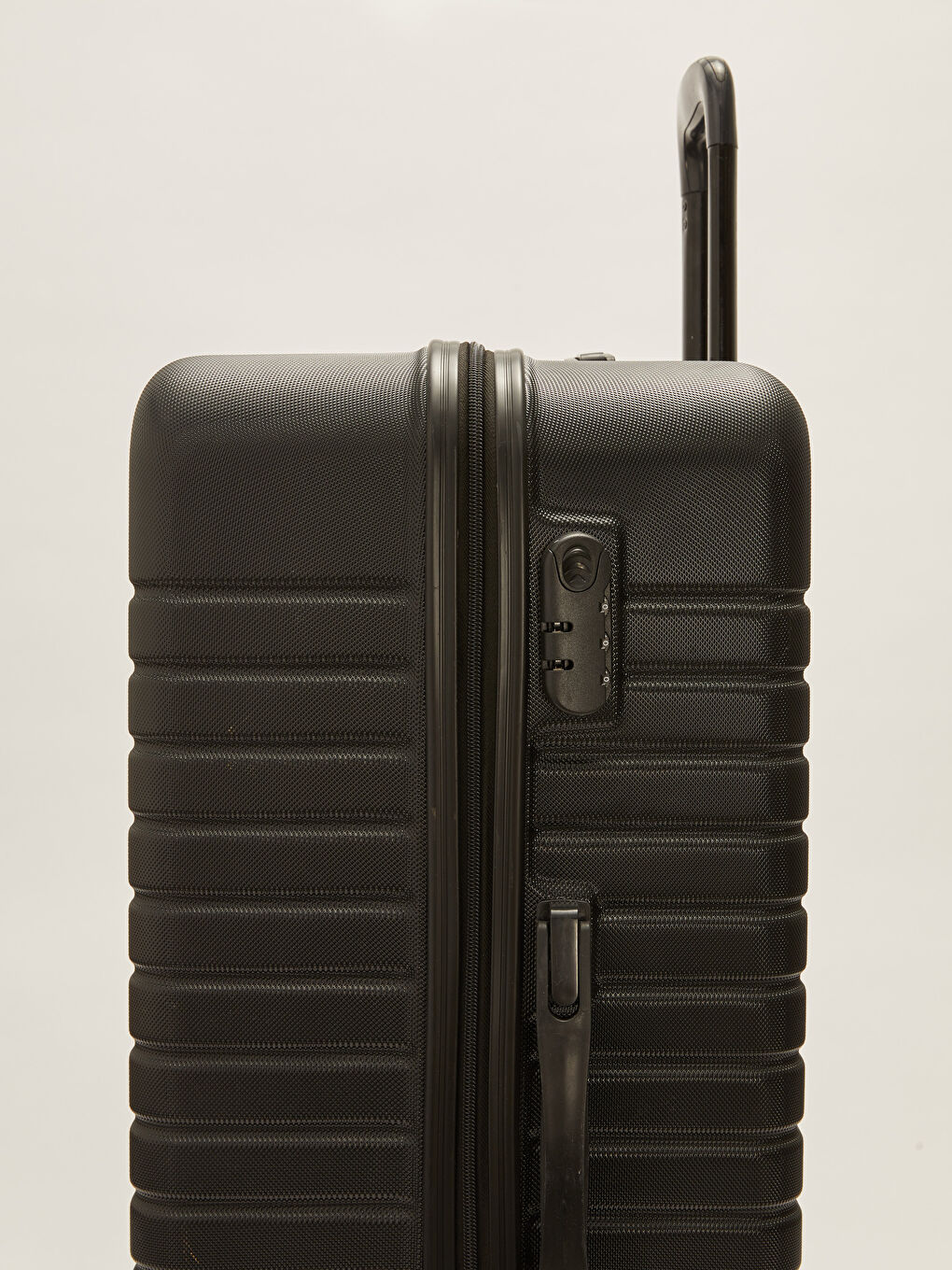 Siyah Orta Boy Çekme Mekanizmalı Valiz-4