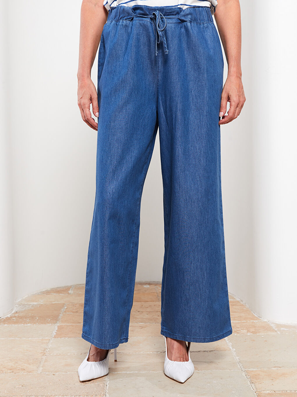 Elastic Waist Comfortable Fit Women Jeans-3