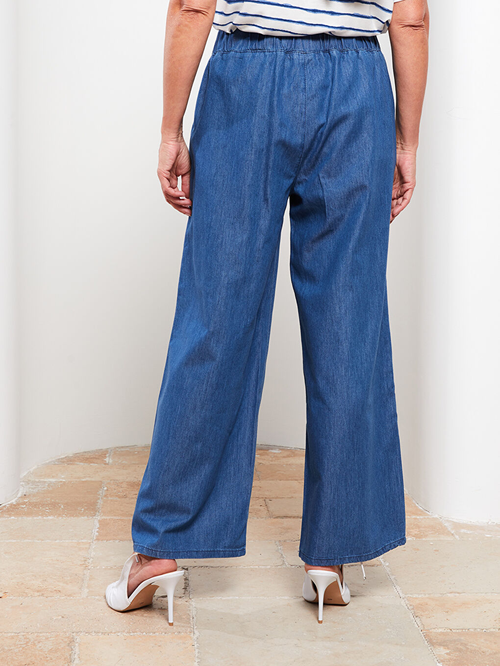 Elastic Waist Comfortable Fit Women Jeans-4