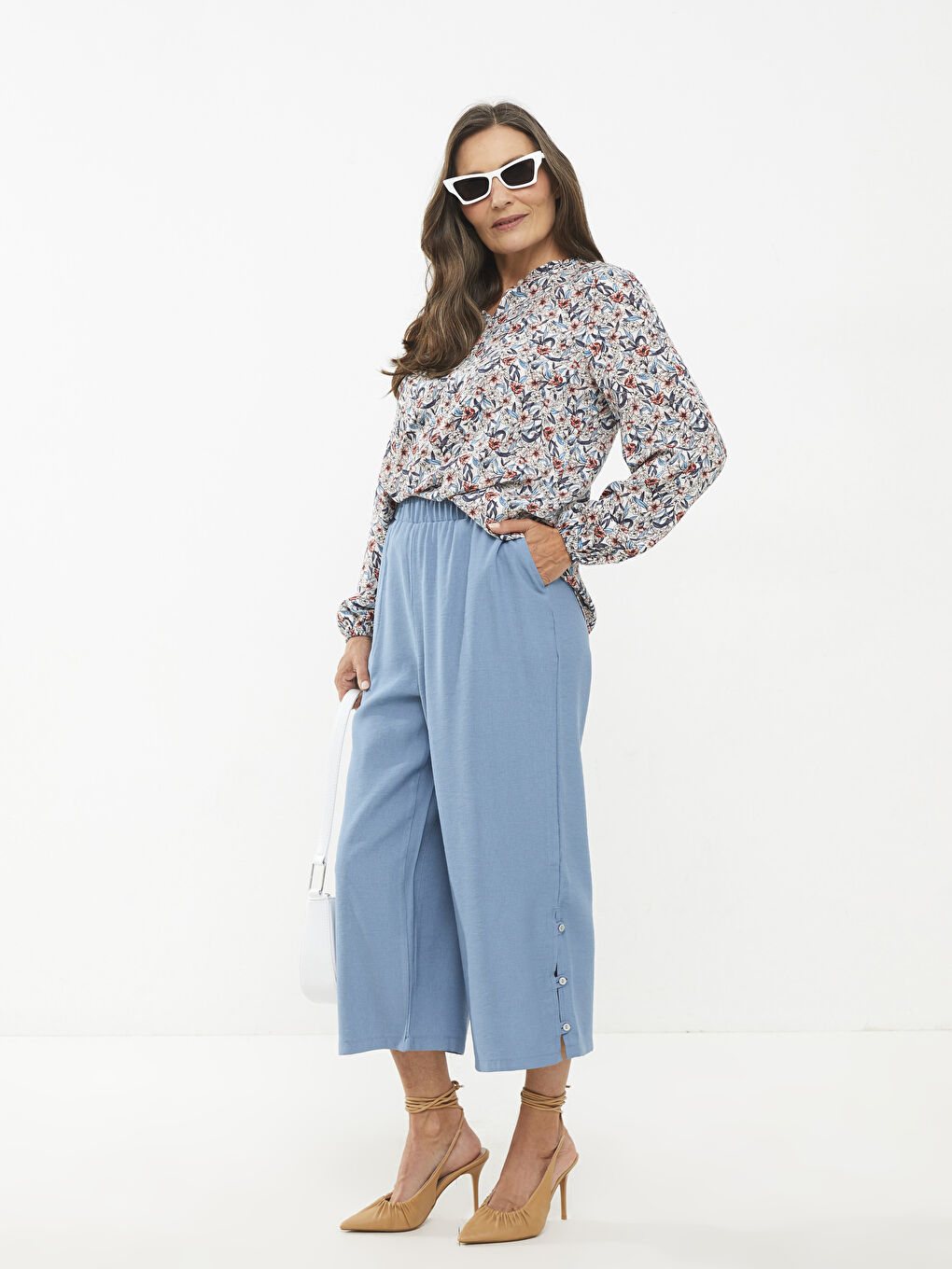 Mavi Beli Lastikli Rahat Kalıp Düz Cep Detaylı Kadın Kapri-1