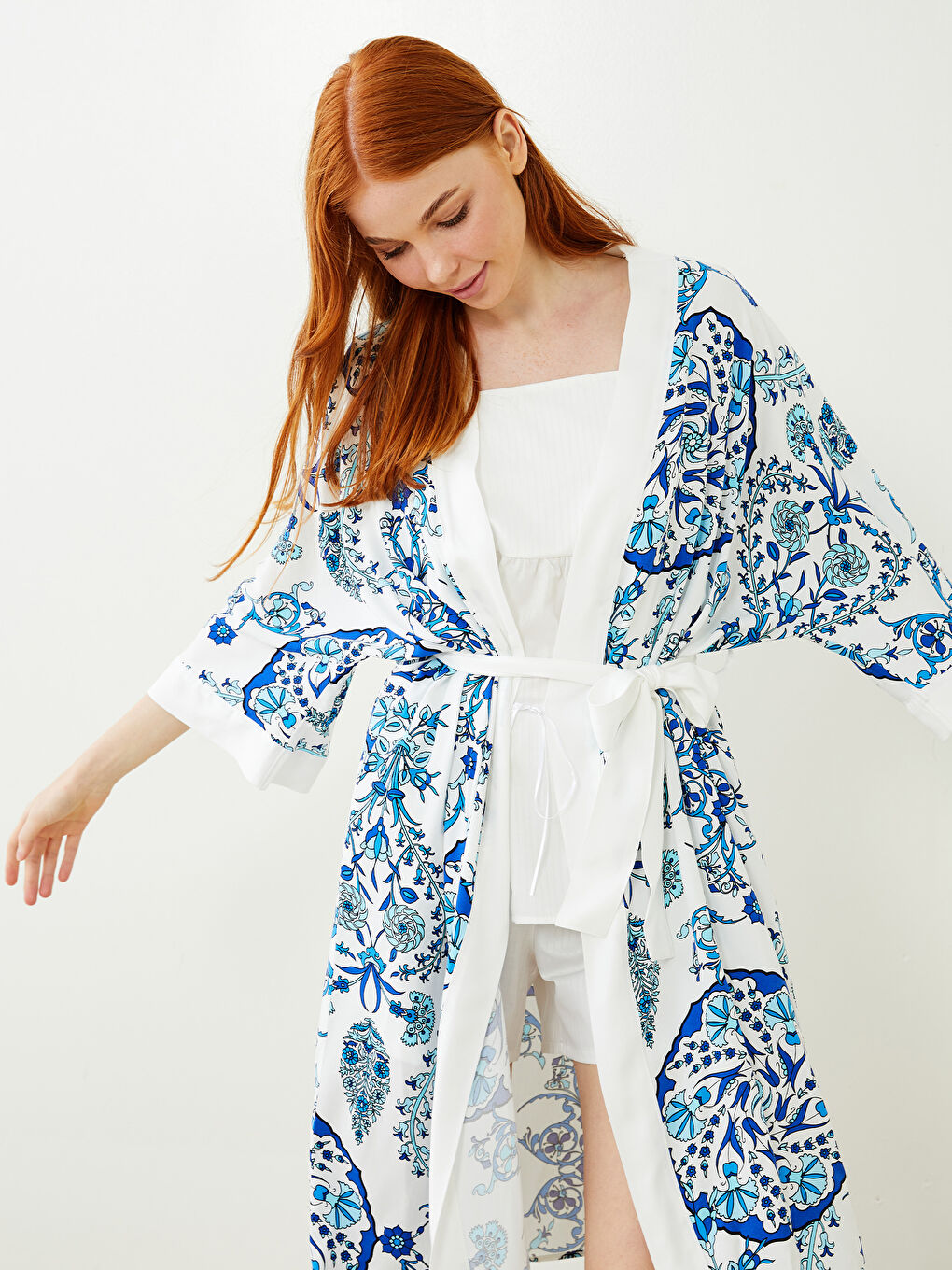 Beyaz Şal Yaka Desenli Viskon Kadın Sabahlık-1