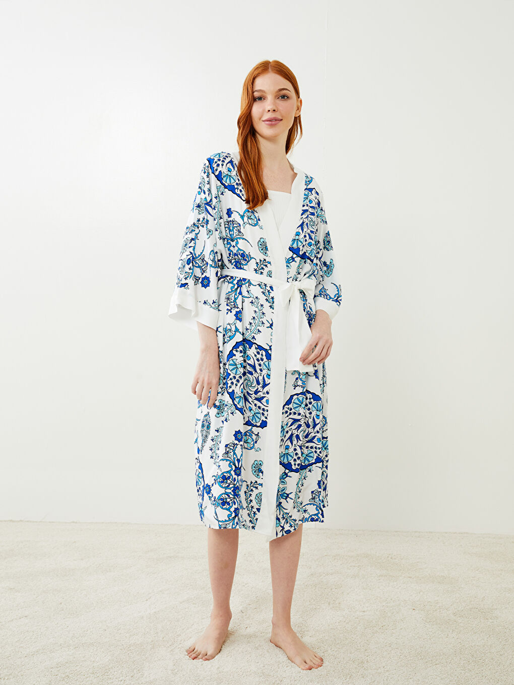 Beyaz Şal Yaka Desenli Viskon Kadın Sabahlık-2