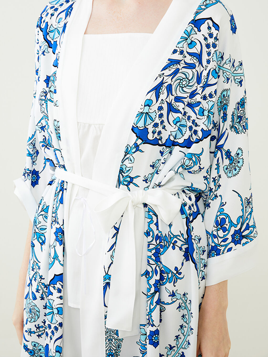 Beyaz Şal Yaka Desenli Viskon Kadın Sabahlık-3