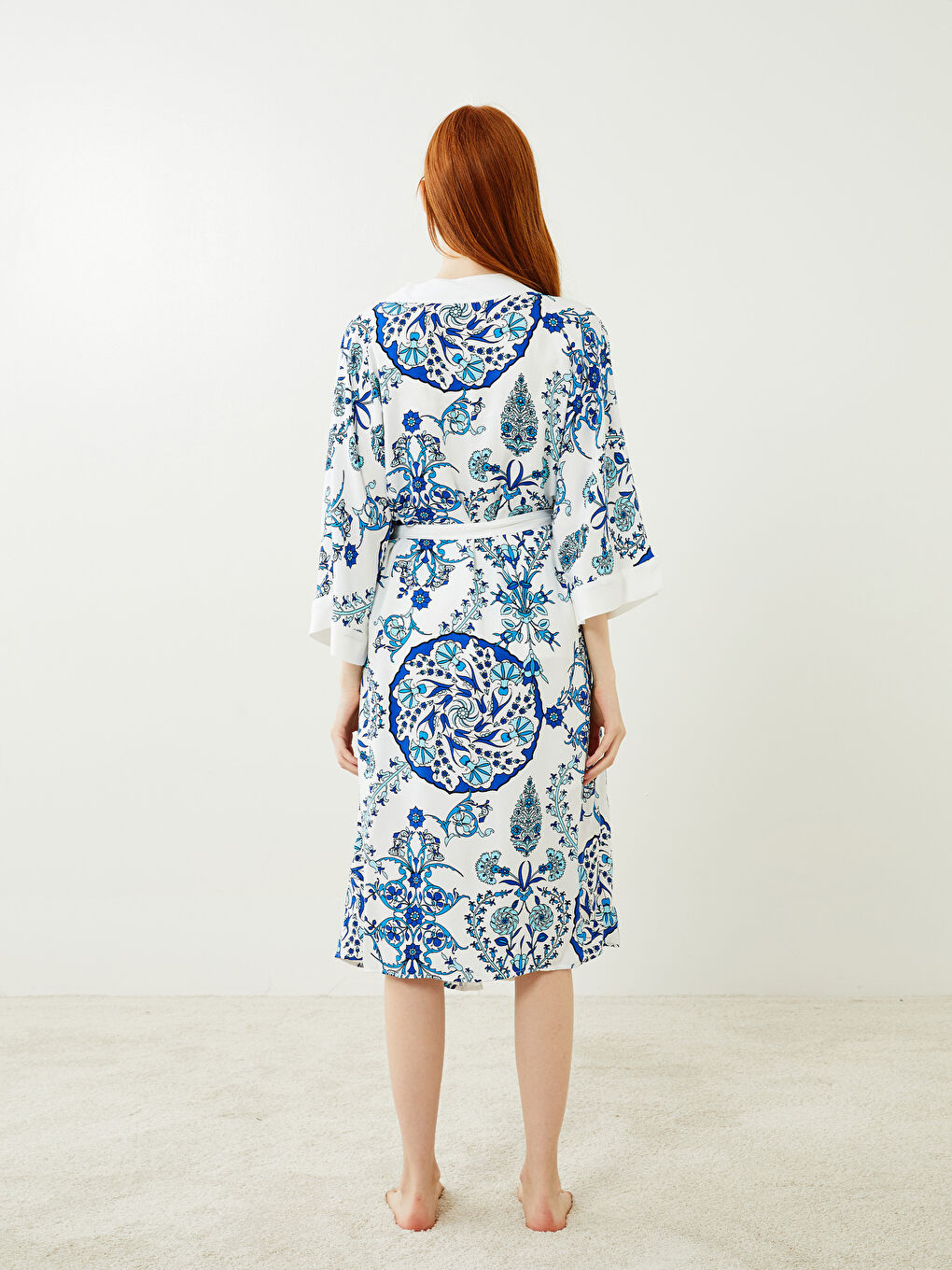 Beyaz Şal Yaka Desenli Viskon Kadın Sabahlık-4