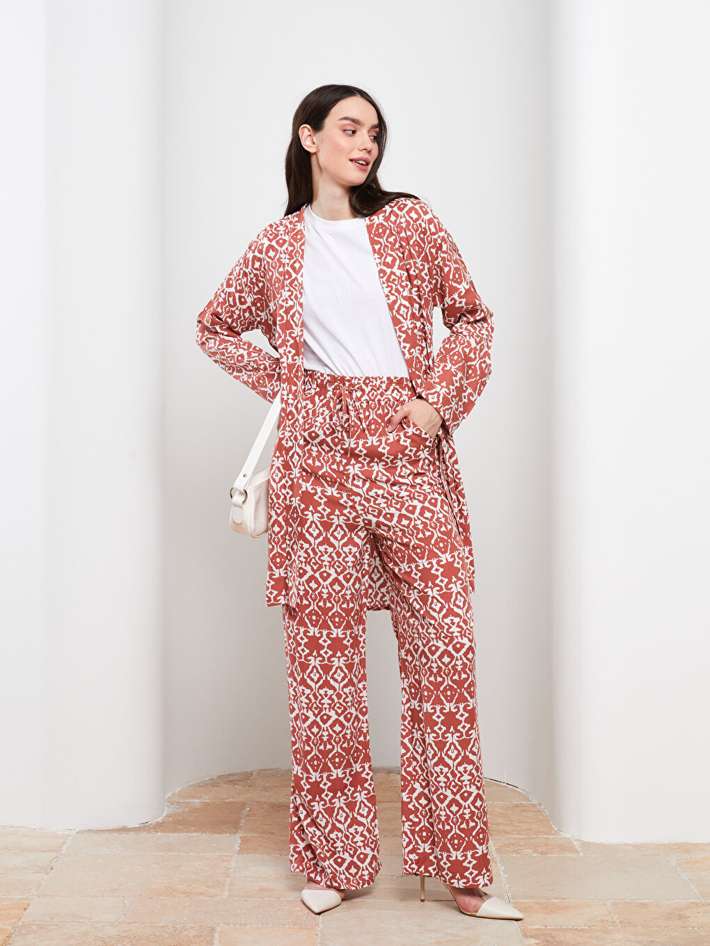 Kahverengi Beli Lastikli Rahat Kalıp Desenli Cep Detaylı Viskon Kadın Pantolon-1