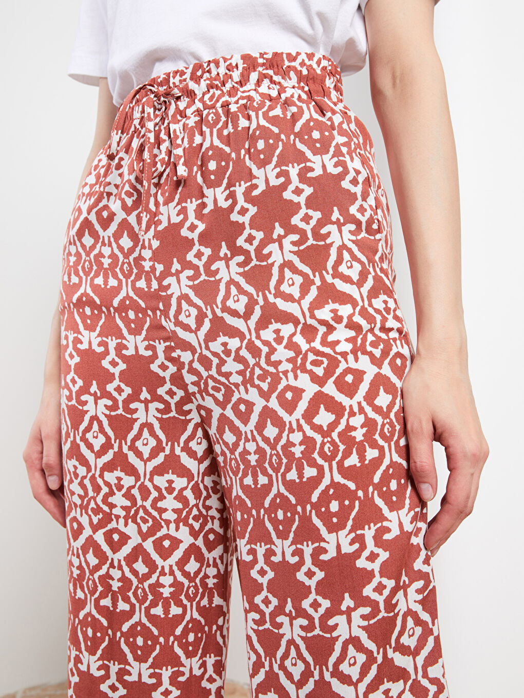Kahverengi Beli Lastikli Rahat Kalıp Desenli Cep Detaylı Viskon Kadın Pantolon-2