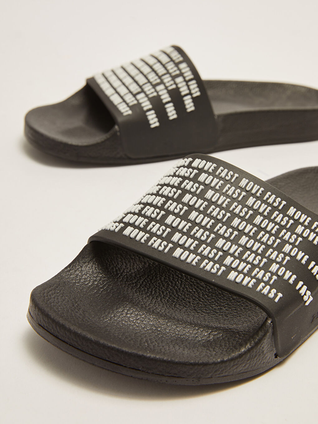 Siyah Yazı Baskılı Erkek Terlik-2