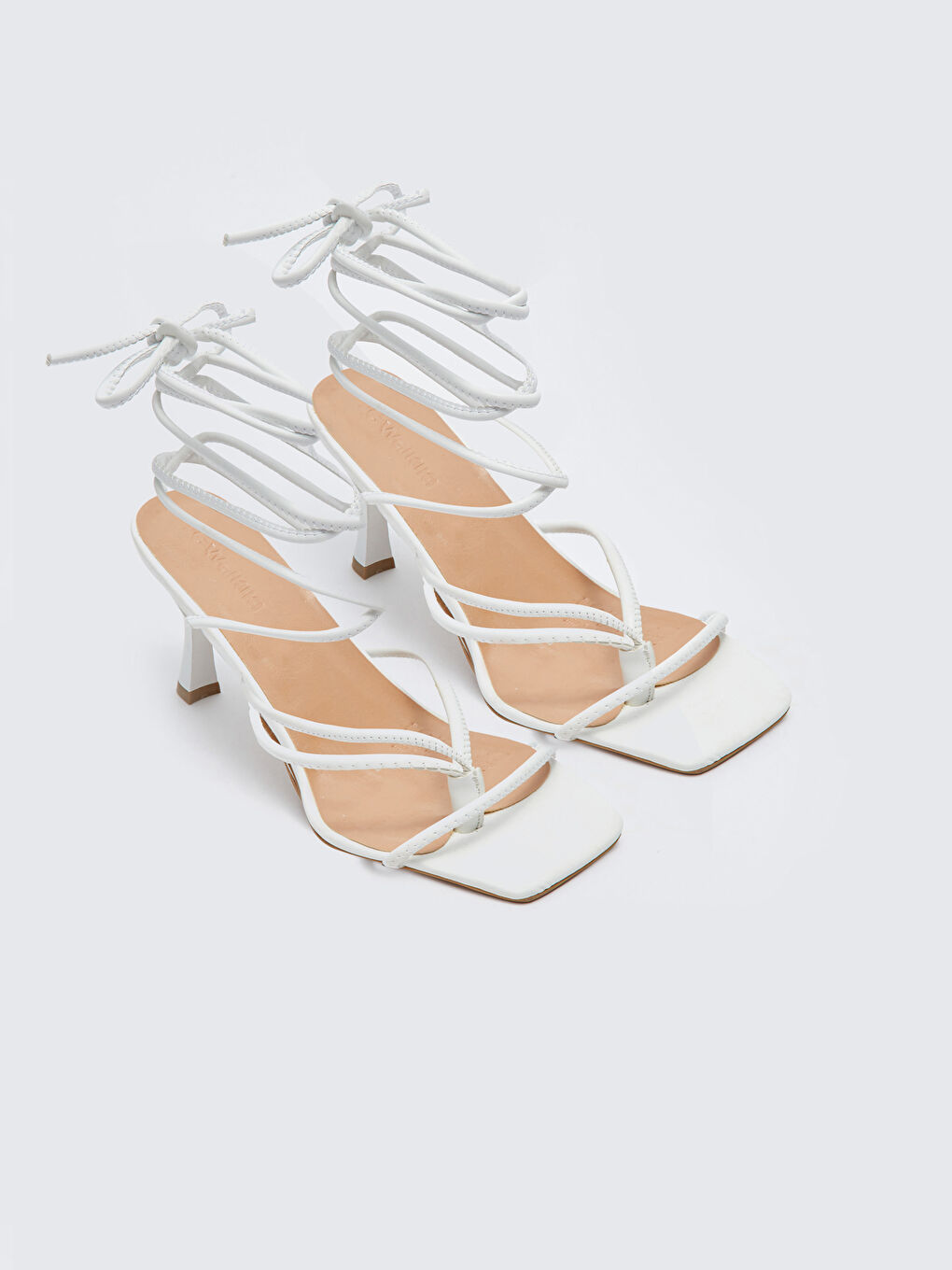 Beyaz Deri Görünümlü Çapraz Bantlı Topuklu Kadın Sandalet