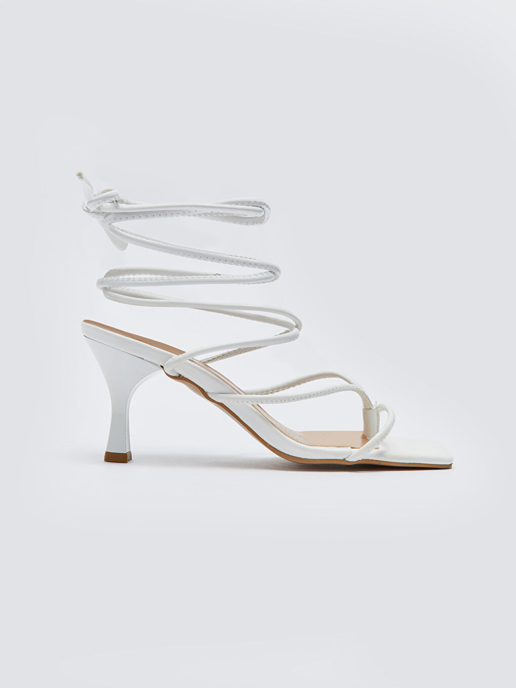 Beyaz Deri Görünümlü Çapraz Bantlı Topuklu Kadın Sandalet-1