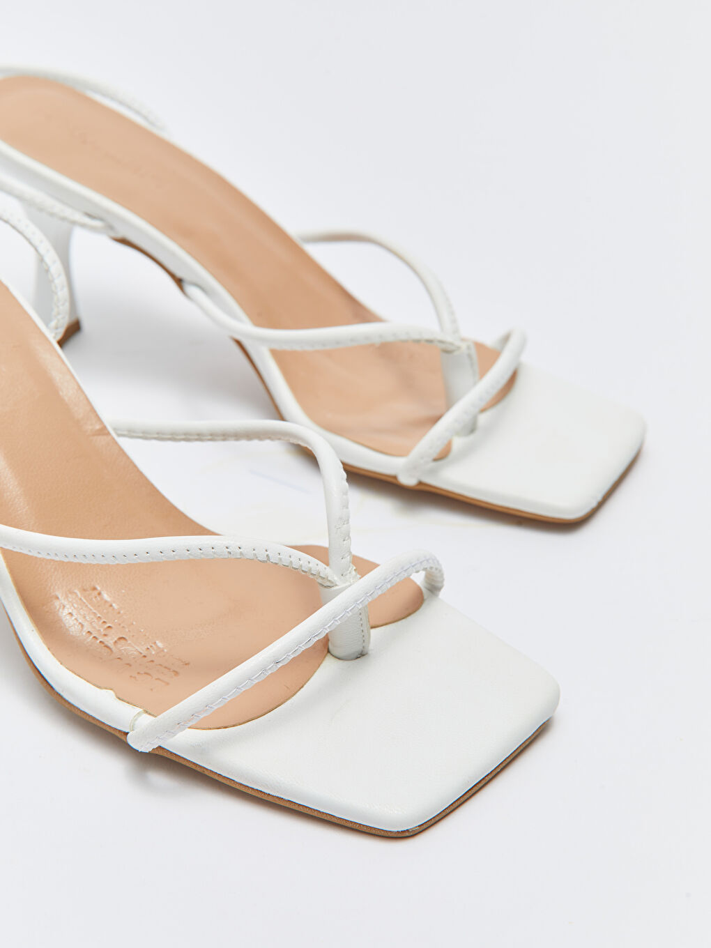 Beyaz Deri Görünümlü Çapraz Bantlı Topuklu Kadın Sandalet-2