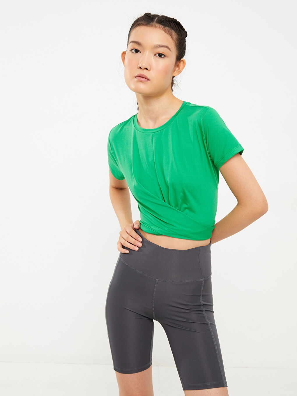 تيشيرت خارجي قصير كم مطبوع بياقة دائرية للسيدات