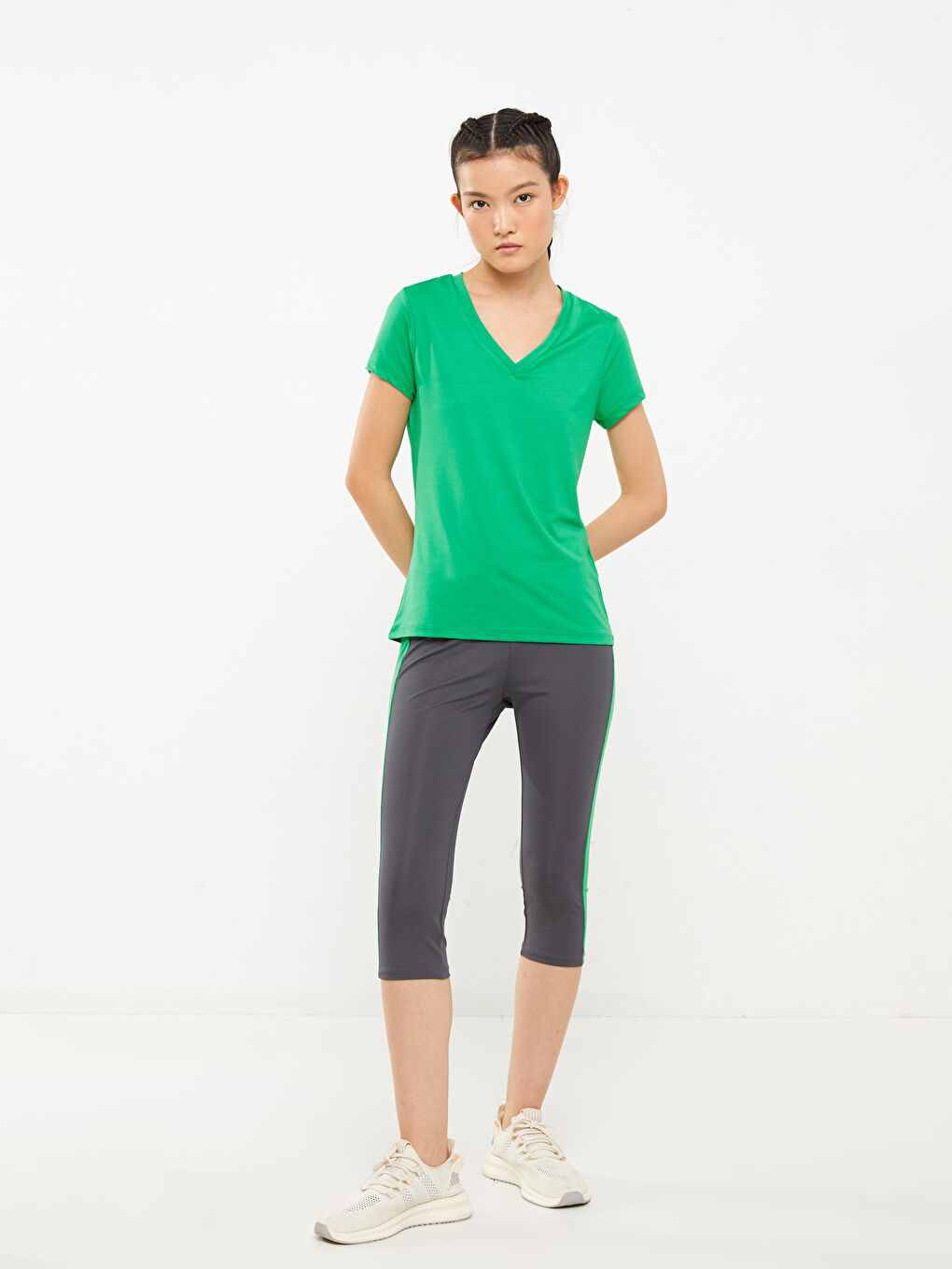 Yeşil V Yaka Baskılı Kısa Kollu Kadın Outdoor Tişört