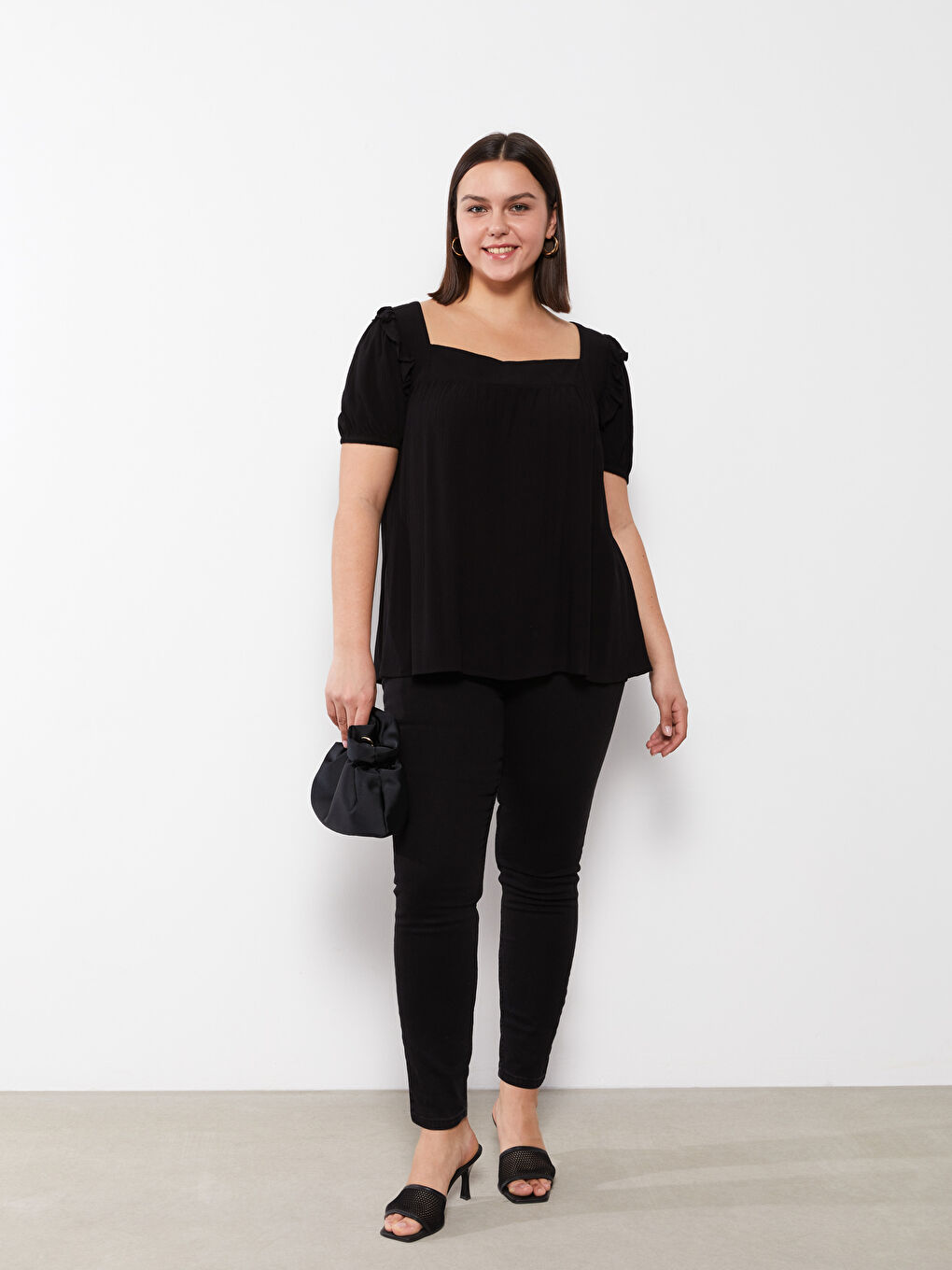 Siyah Büyük Beden Kare Yaka Düz Kısa Kollu Viskon Kadın Bluz-1