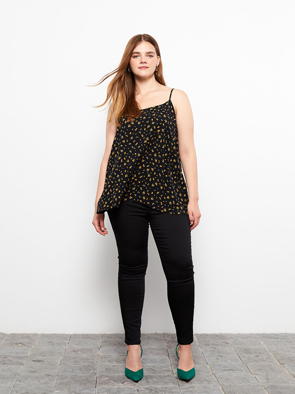 Siyah Büyük Beden U Yaka Desenli Askılı Viskon Kadın Bluz-2