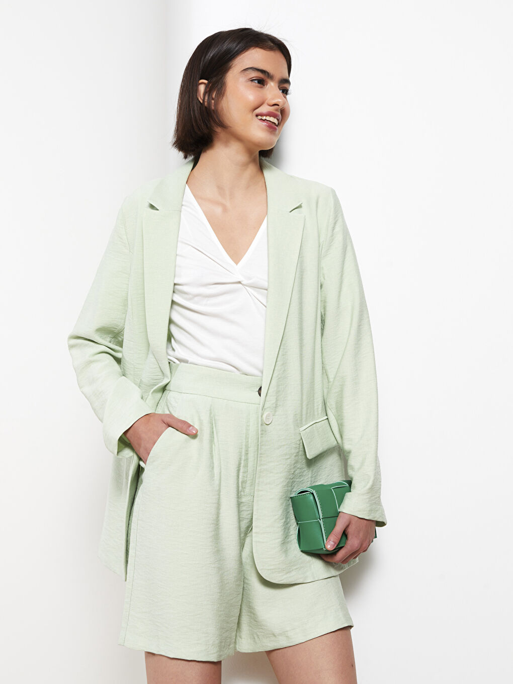 Yeşil Yüksek Bel Standart Fit Düz Cep Detaylı Kadın Şort