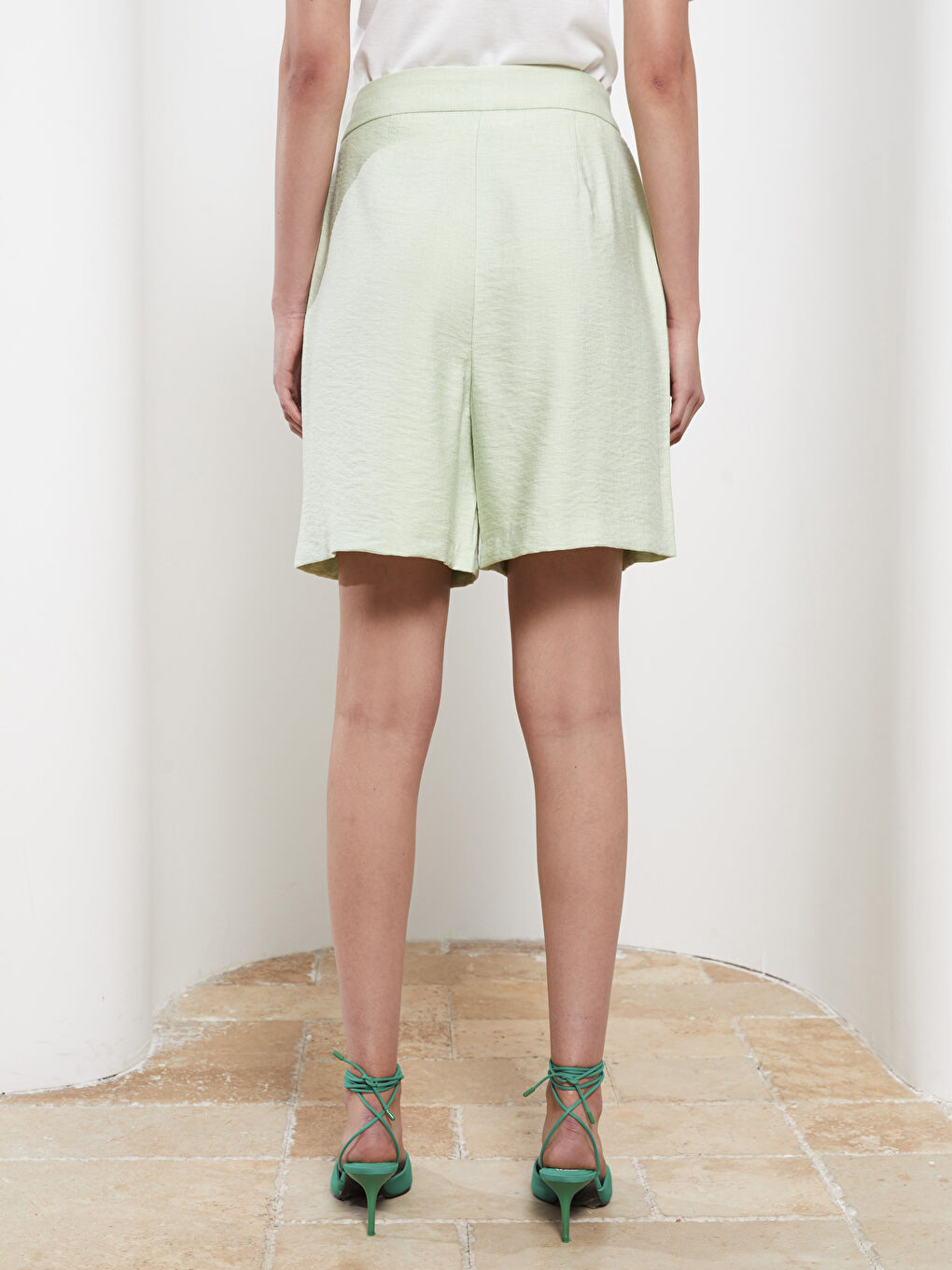 Yeşil Yüksek Bel Standart Fit Düz Cep Detaylı Kadın Şort-5