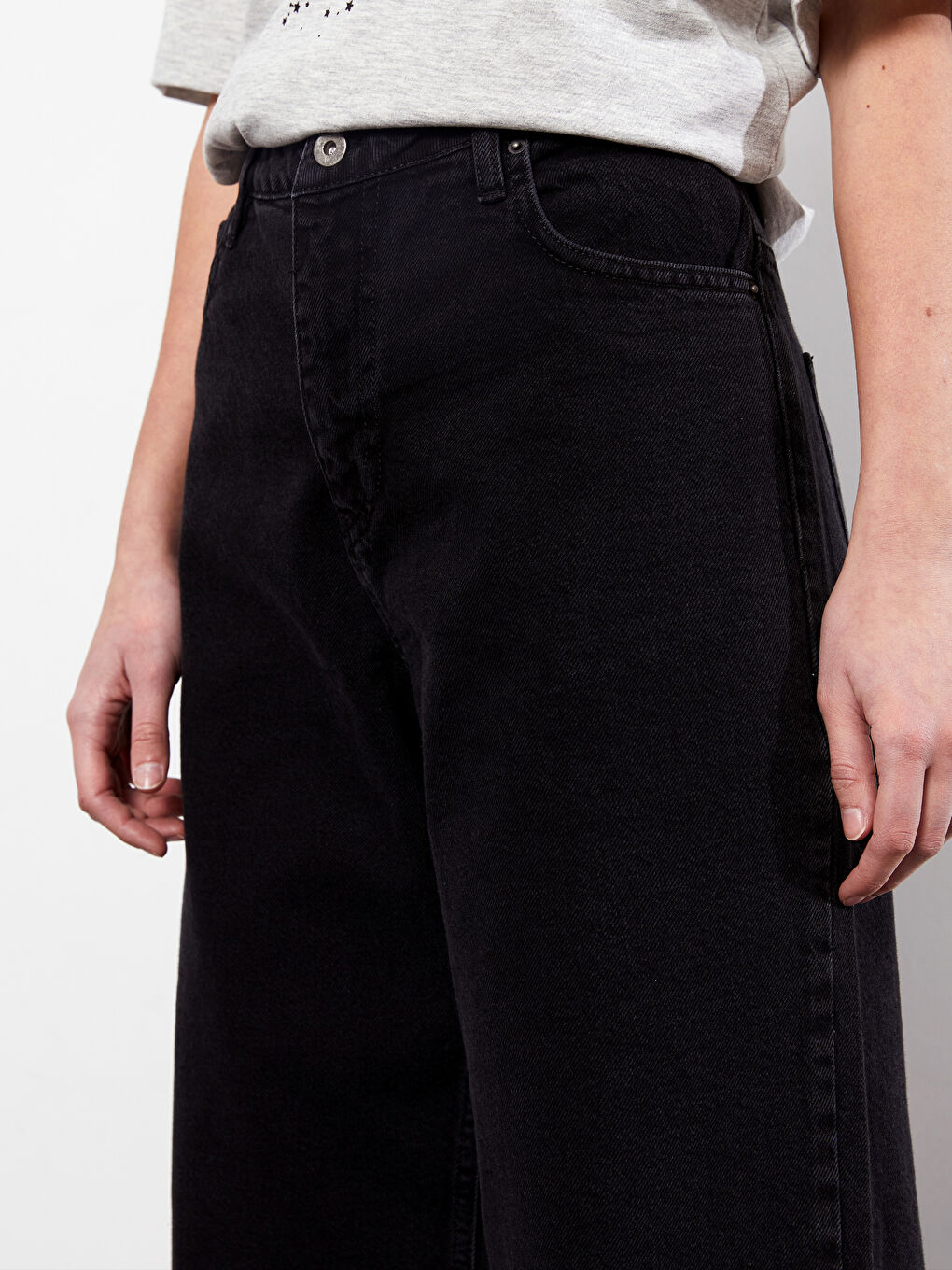 Siyah Rahat Kalıp Düz Cep Detaylı Kadın Rodeo Jean Pantolon-2