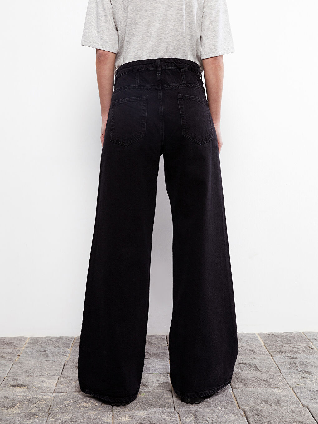 Siyah Rahat Kalıp Düz Cep Detaylı Kadın Rodeo Jean Pantolon-4