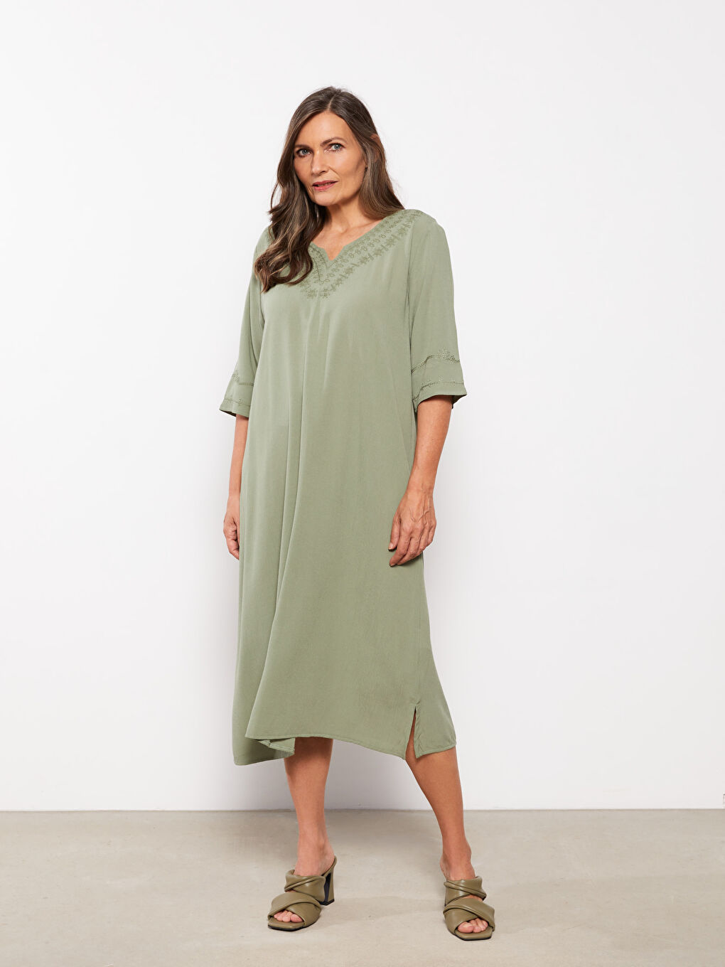 Haki Kaçık Yaka Nakışlı Kısa Kollu Krinkle Kadın Elbise