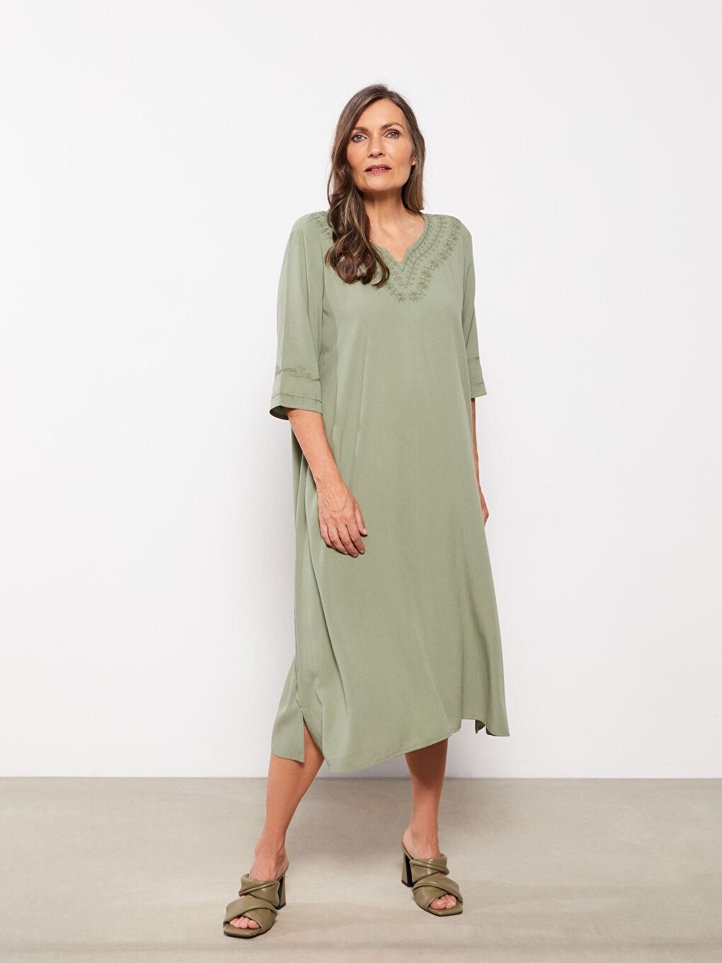 Haki Kaçık Yaka Nakışlı Kısa Kollu Krinkle Kadın Elbise-1