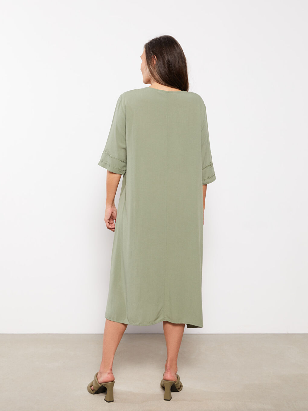 Haki Kaçık Yaka Nakışlı Kısa Kollu Krinkle Kadın Elbise-4