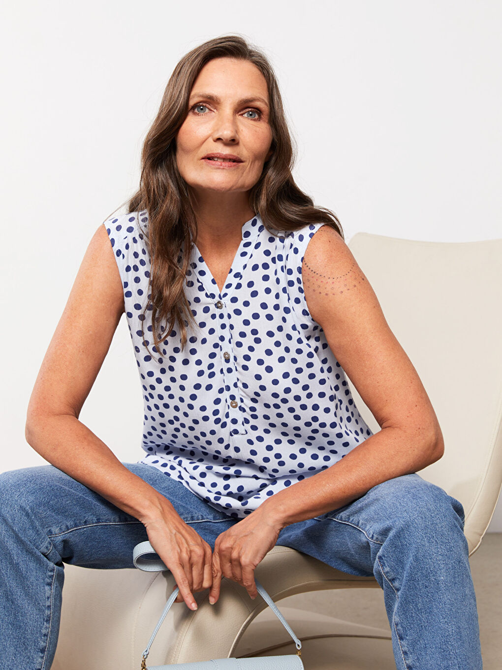 Mavi Kaçık Yaka Desenli Kolsuz Krinkle Kadın Bluz