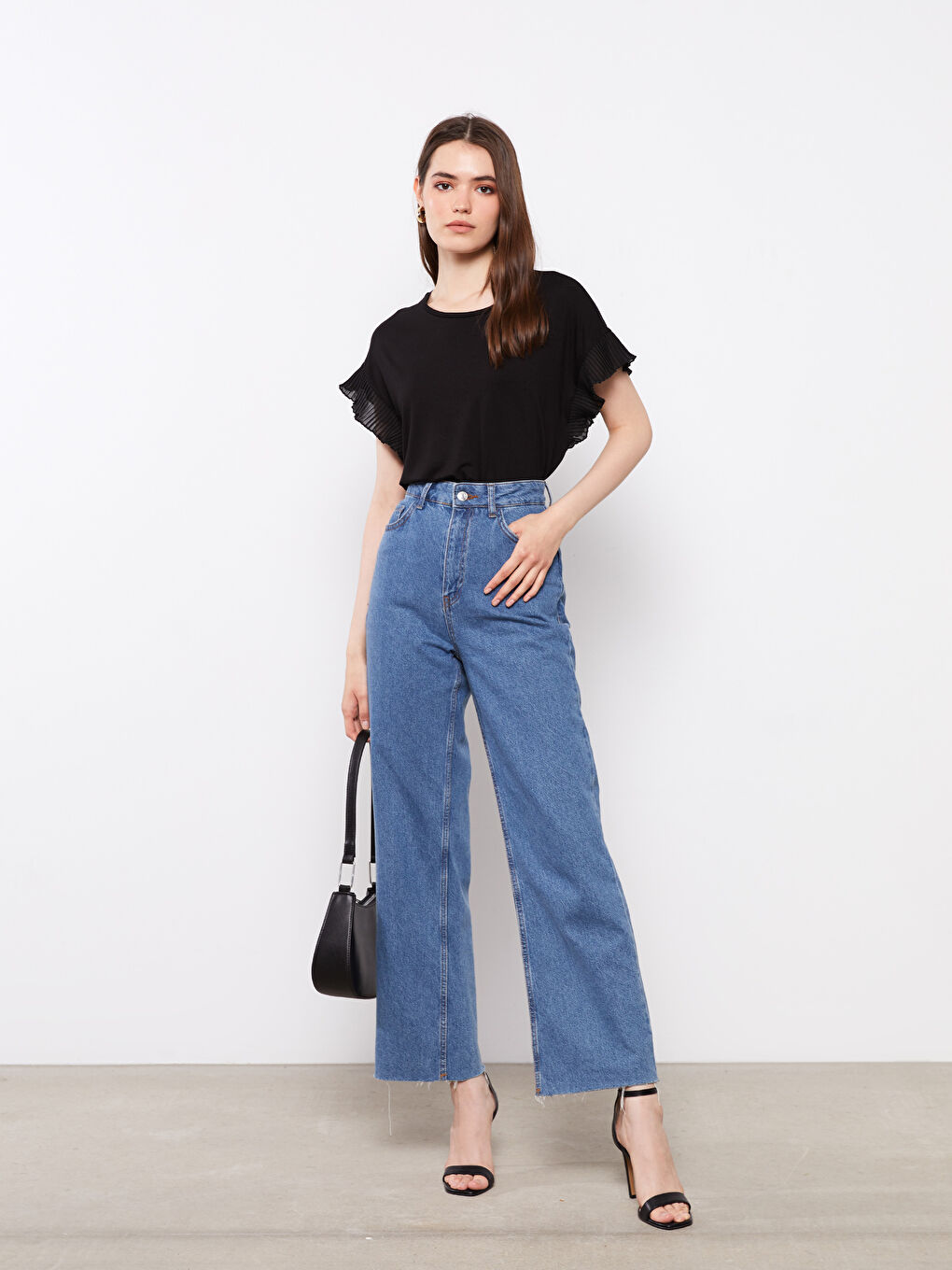 Siyah Bisiklet Yaka Düz Kısa Kollu Kadın Tişört-1