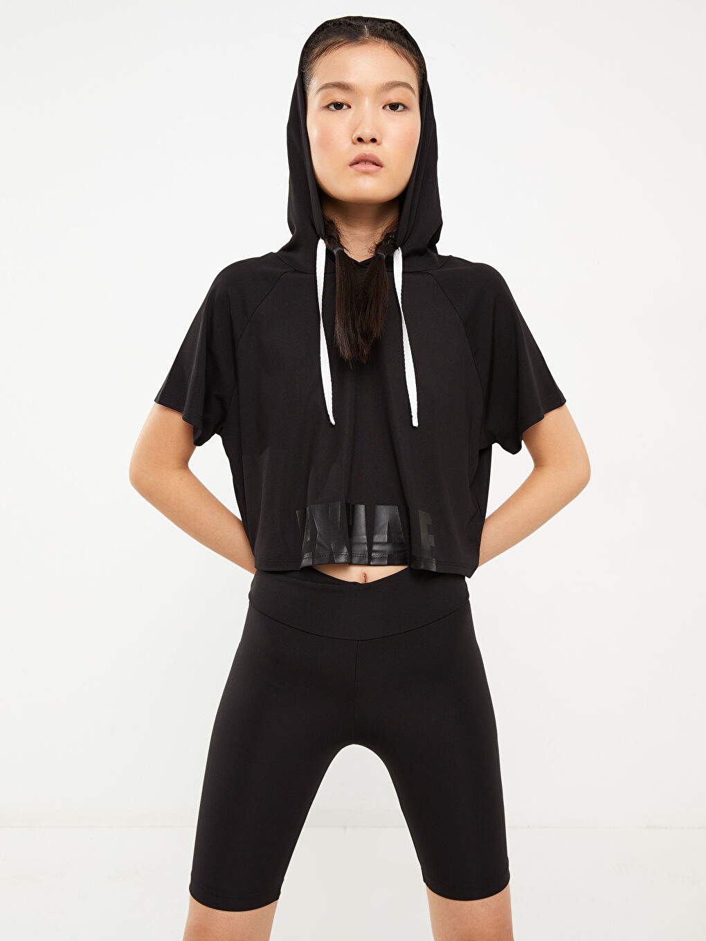 Siyah Kapüşonlu Baskılı Kısa Kollu Kadın Spor Tişört