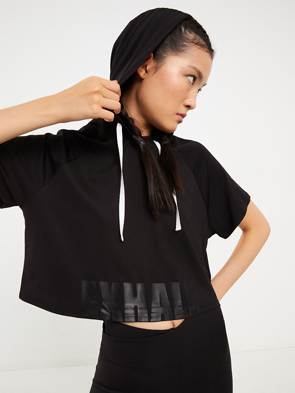 Siyah Kapüşonlu Baskılı Kısa Kollu Kadın Spor Tişört-1