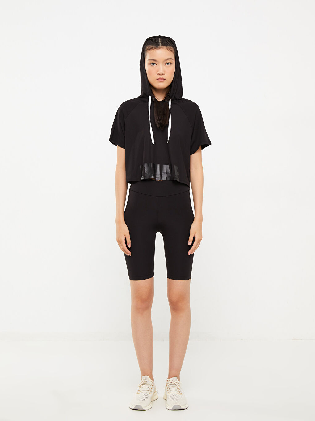 Siyah Kapüşonlu Baskılı Kısa Kollu Kadın Spor Tişört-2