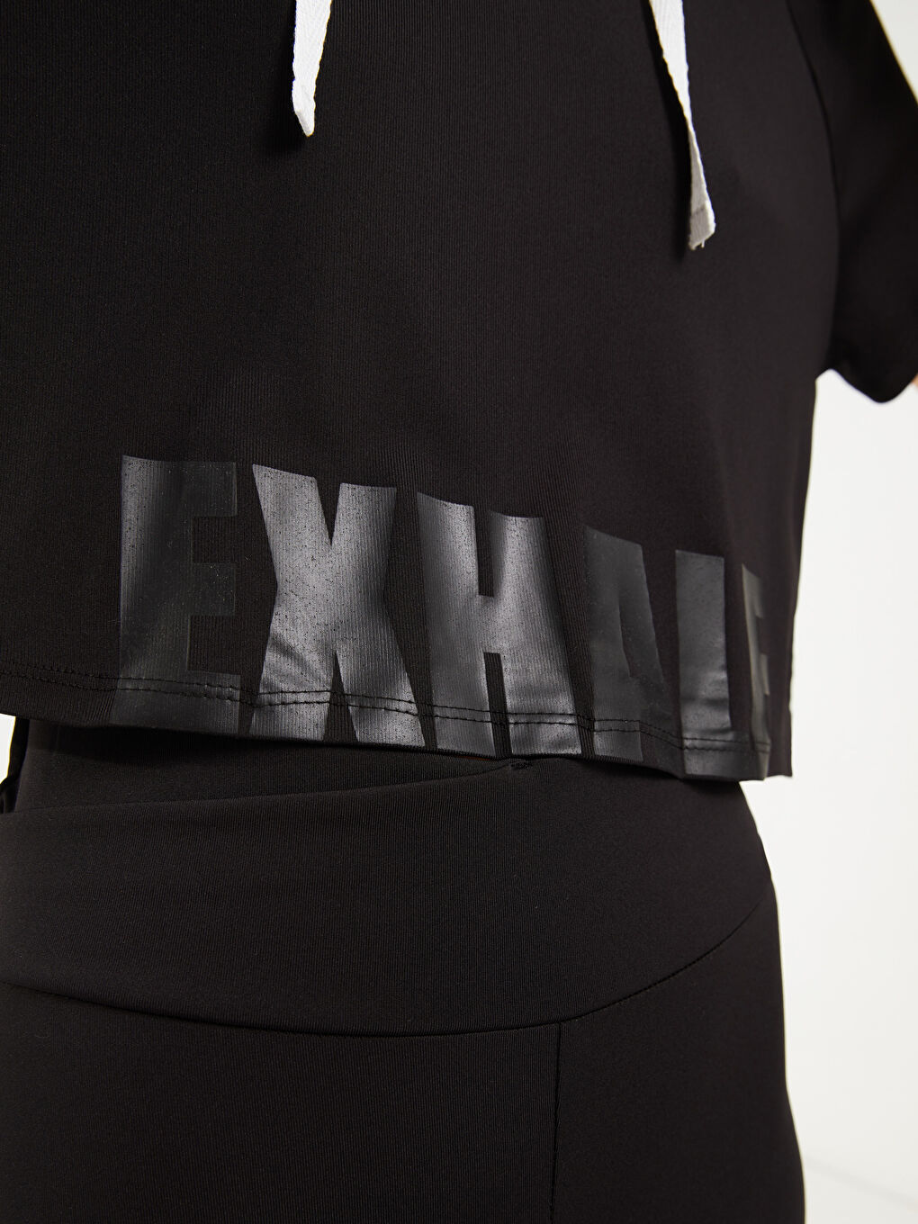 Siyah Kapüşonlu Baskılı Kısa Kollu Kadın Spor Tişört-3