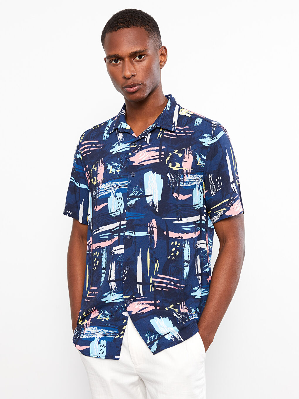 Muška košulja od viskoze sa uzorkom, kratkih rukava i standardnog kroja