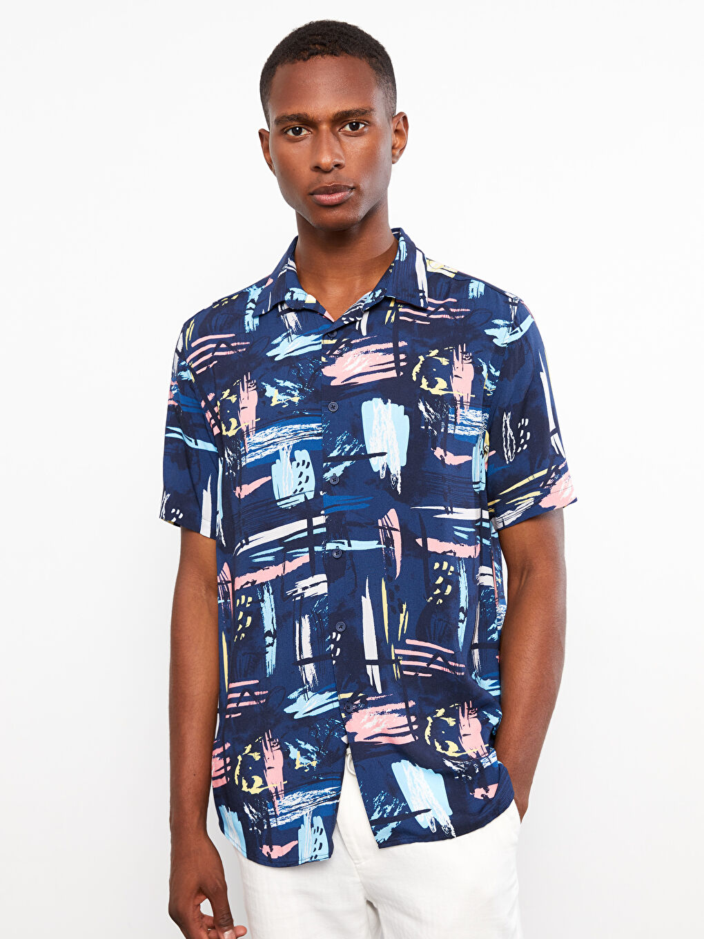 Muška košulja od viskoze sa uzorkom, kratkih rukava i standardnog kroja-1