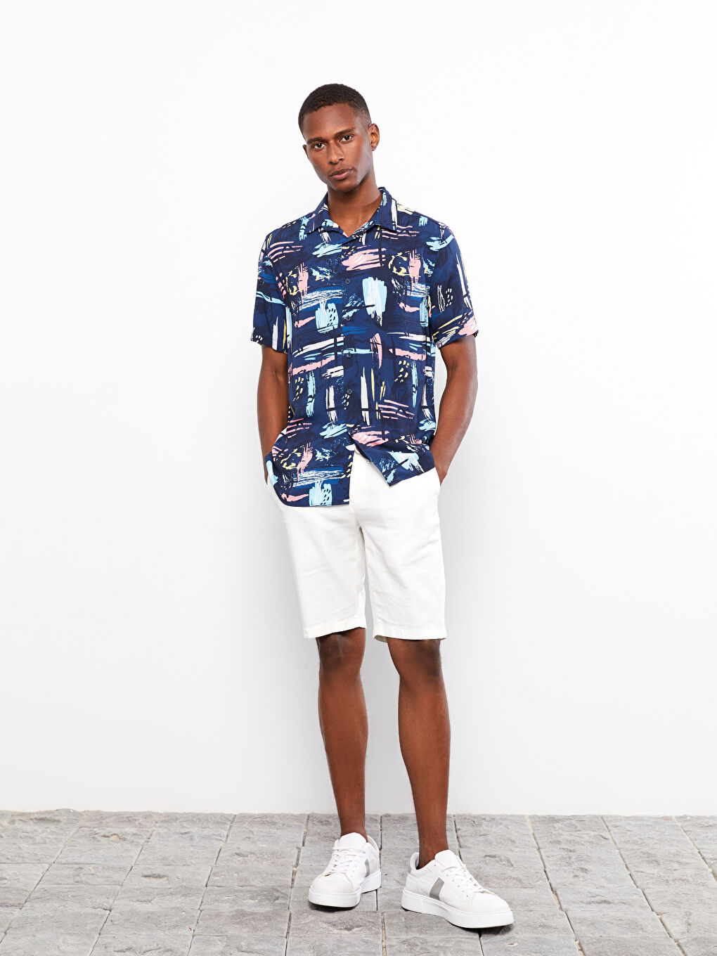 Muška košulja od viskoze sa uzorkom, kratkih rukava i standardnog kroja-2