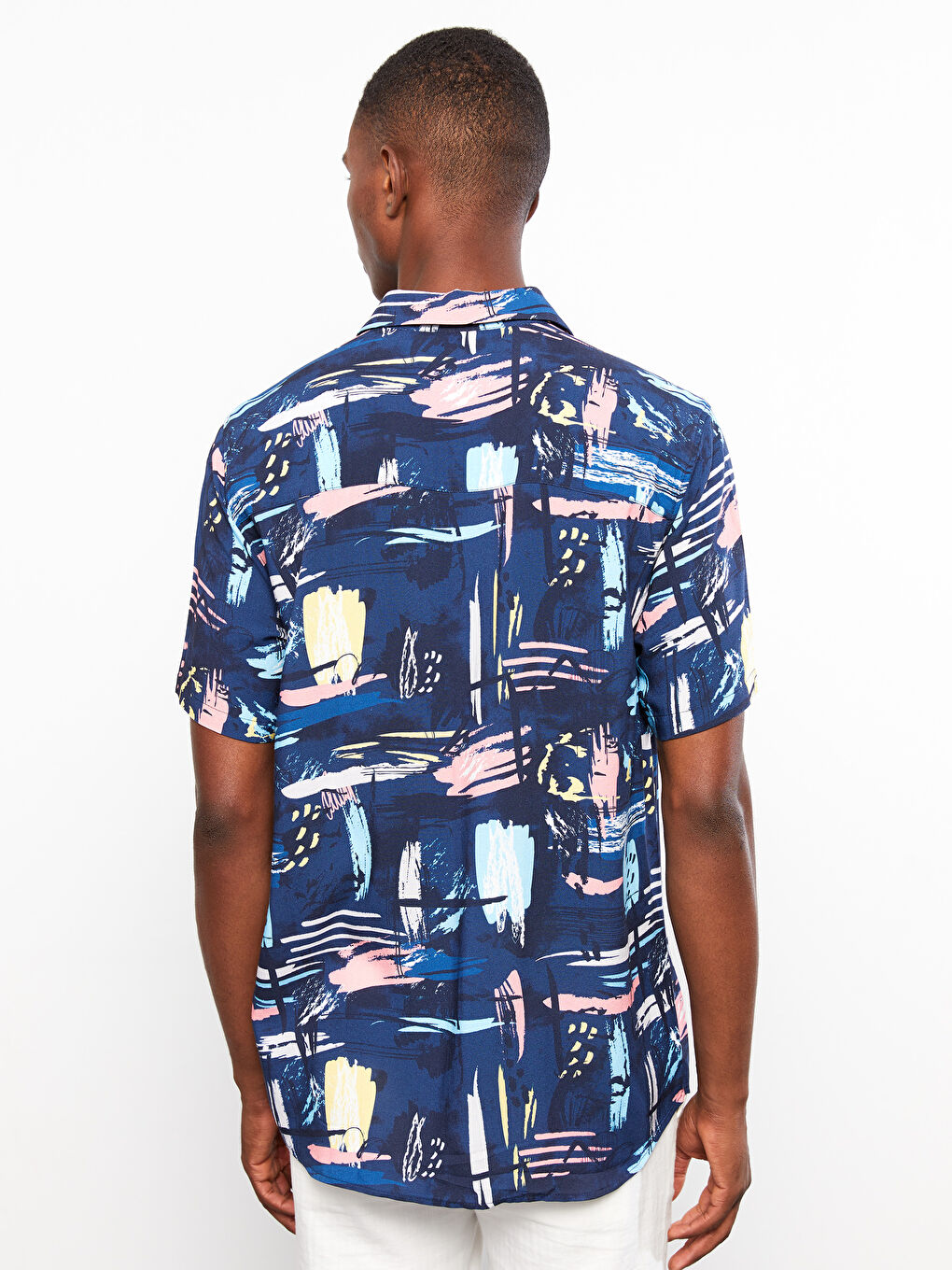 Muška košulja od viskoze sa uzorkom, kratkih rukava i standardnog kroja-4